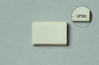 UPSソリューションズ株式会社シンプル名刺入れ（エンボス）