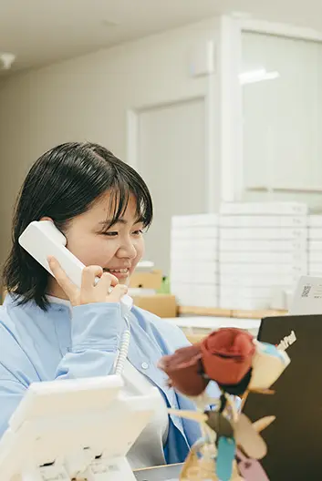 電話で相談を受ける担当者