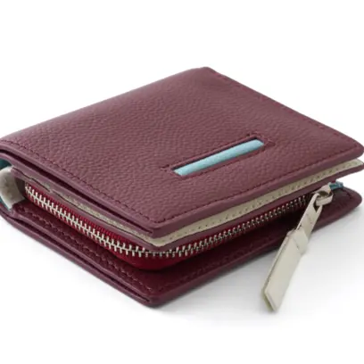 ボルドーの二つ折り財布