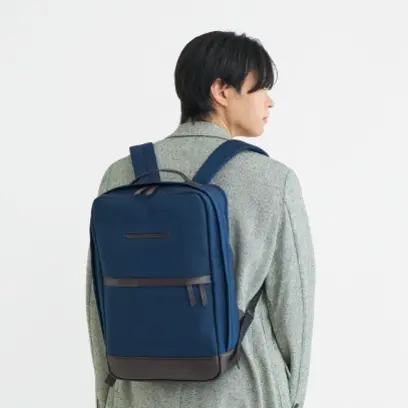 ネイビーのリュックを背負った男性