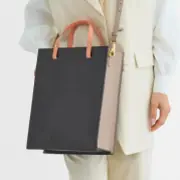 黒のトートバッグを持つ女性