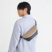 ボディバッグを掛けた男性