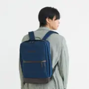 ネイビーのリュックを背負った男性